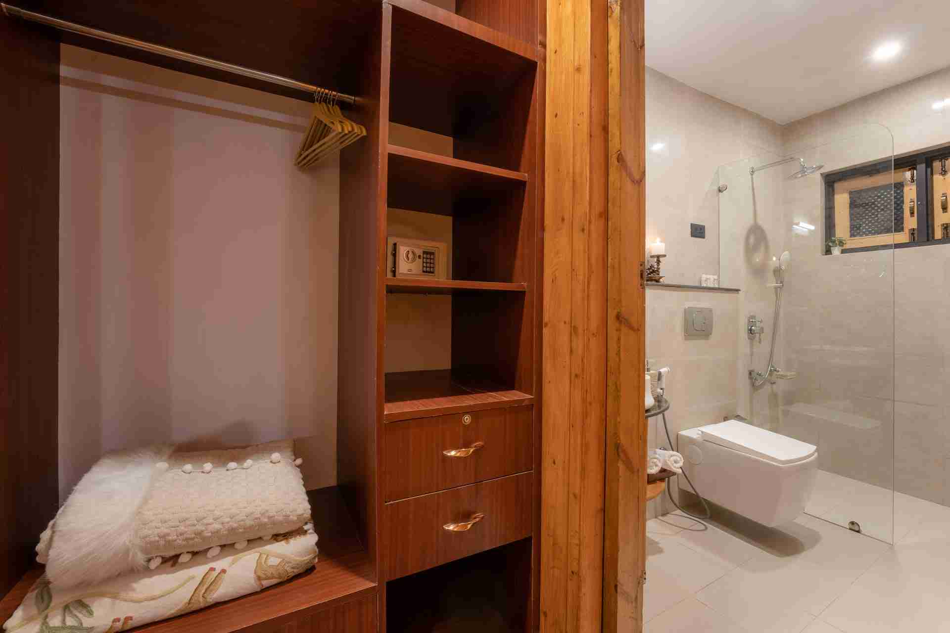 Zaznar - The Red Cottage - Closet and bathroom