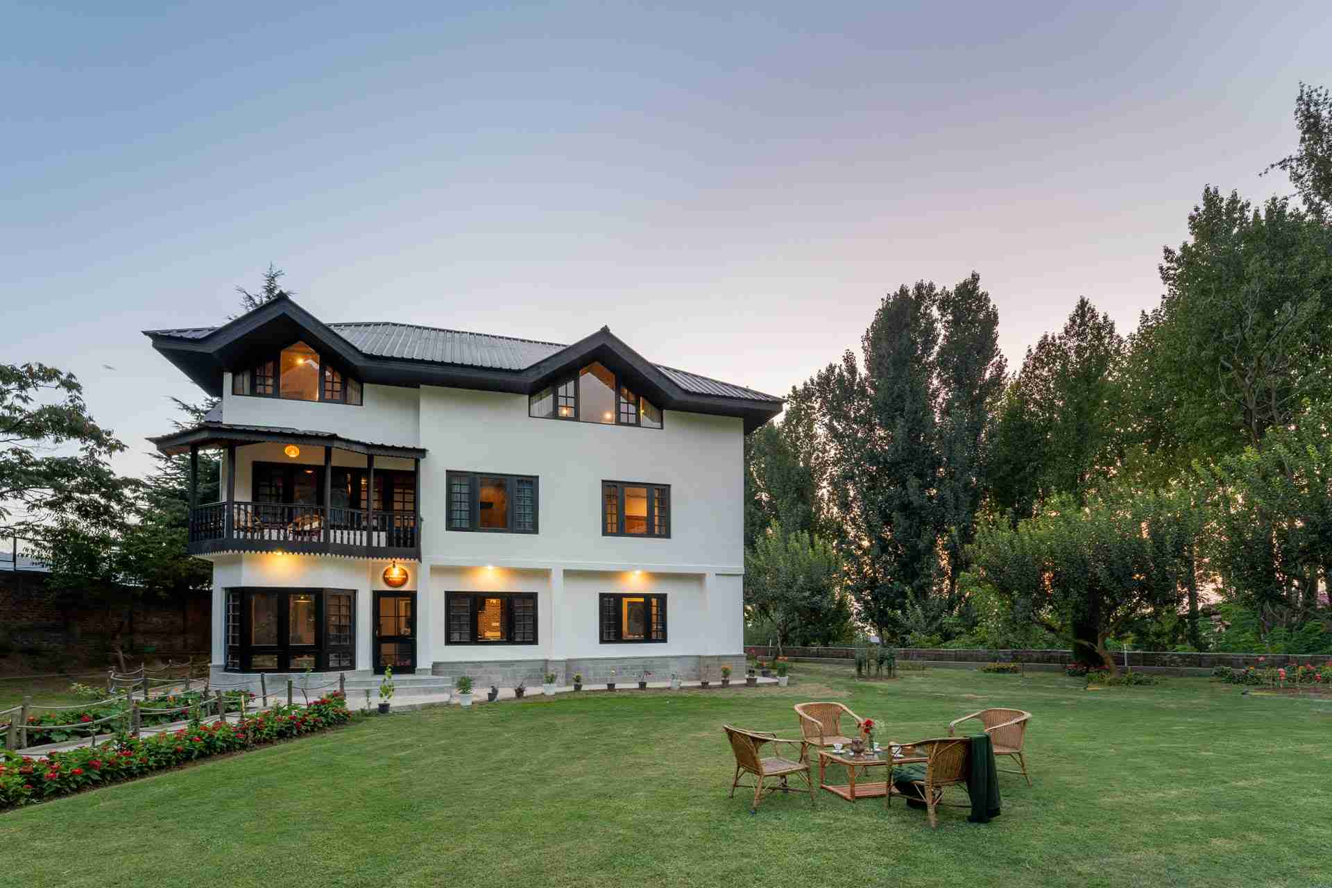 Zaznar - The White Cottage - Facade