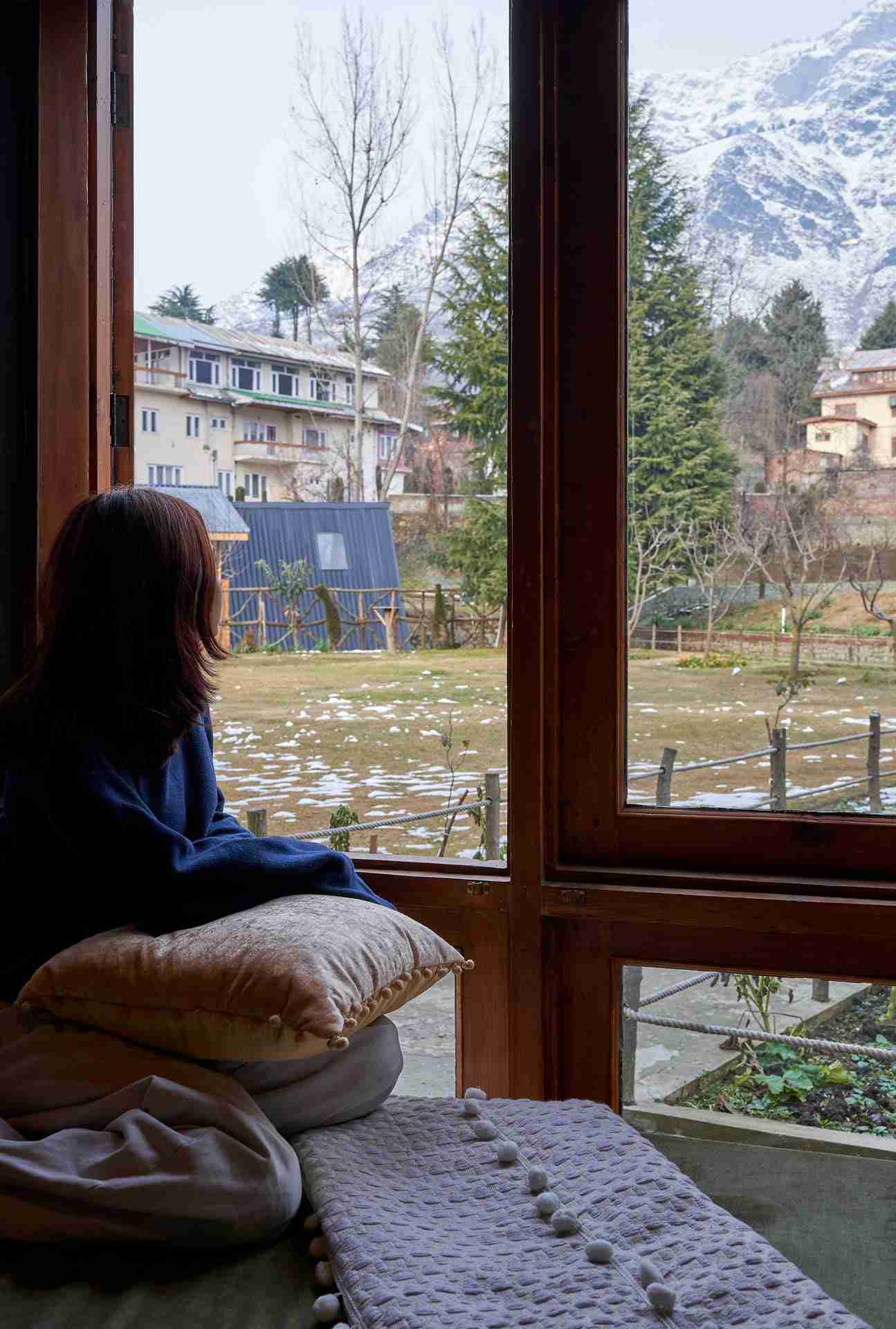 Zaznar - The White Cottage - Landing View