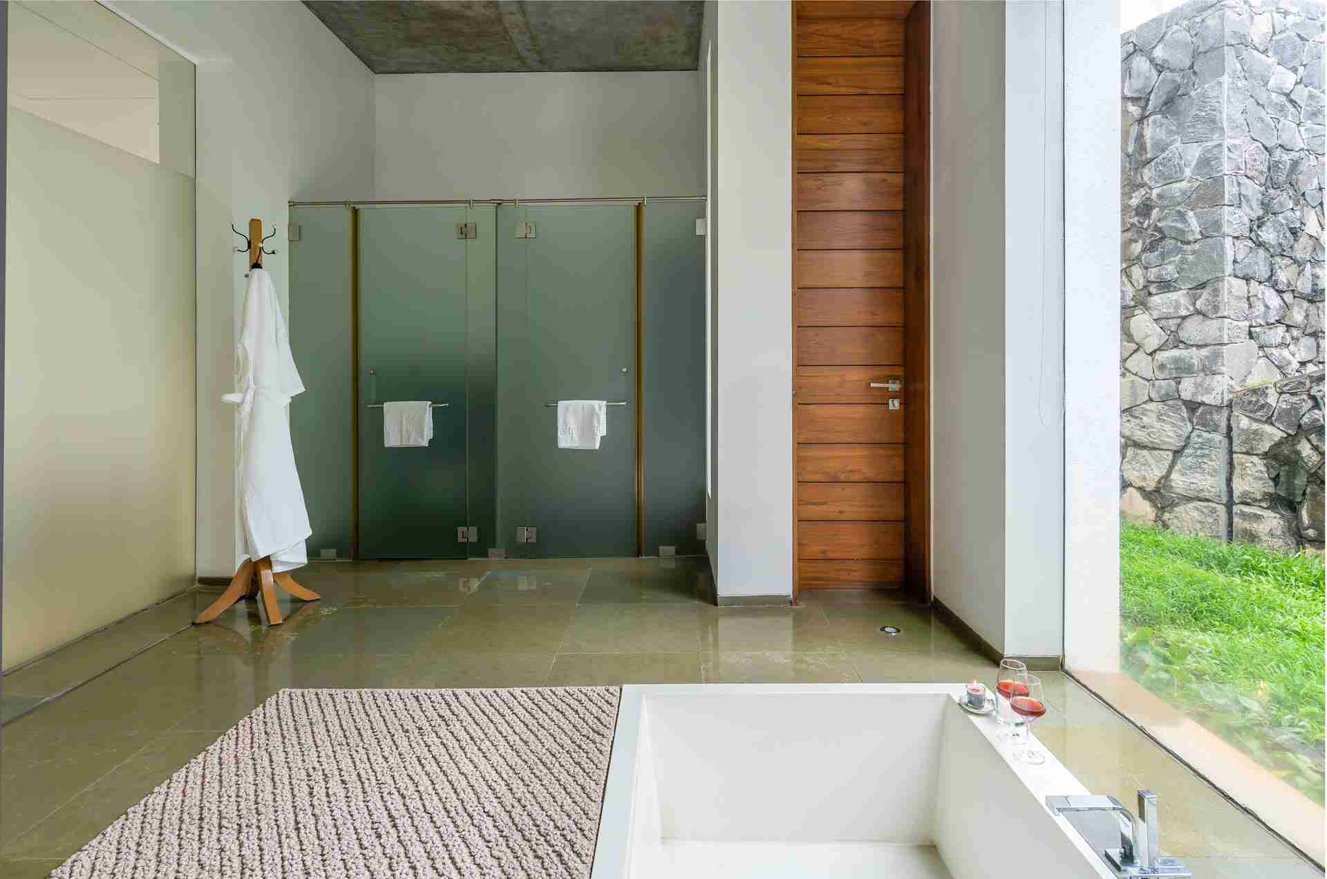 Villa Ekanta - Bathroom with tub