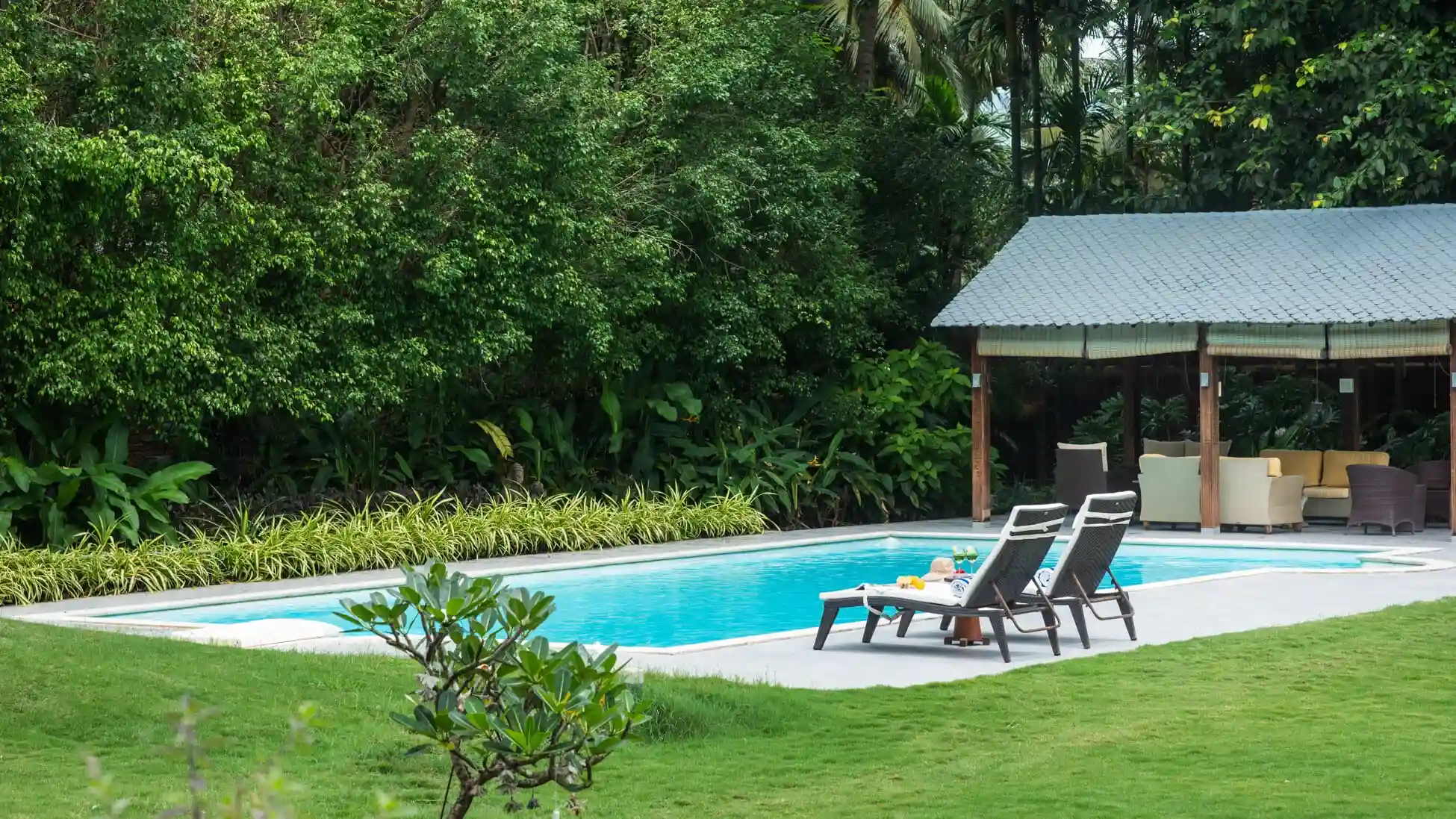 Villa Lani - Poolside seating