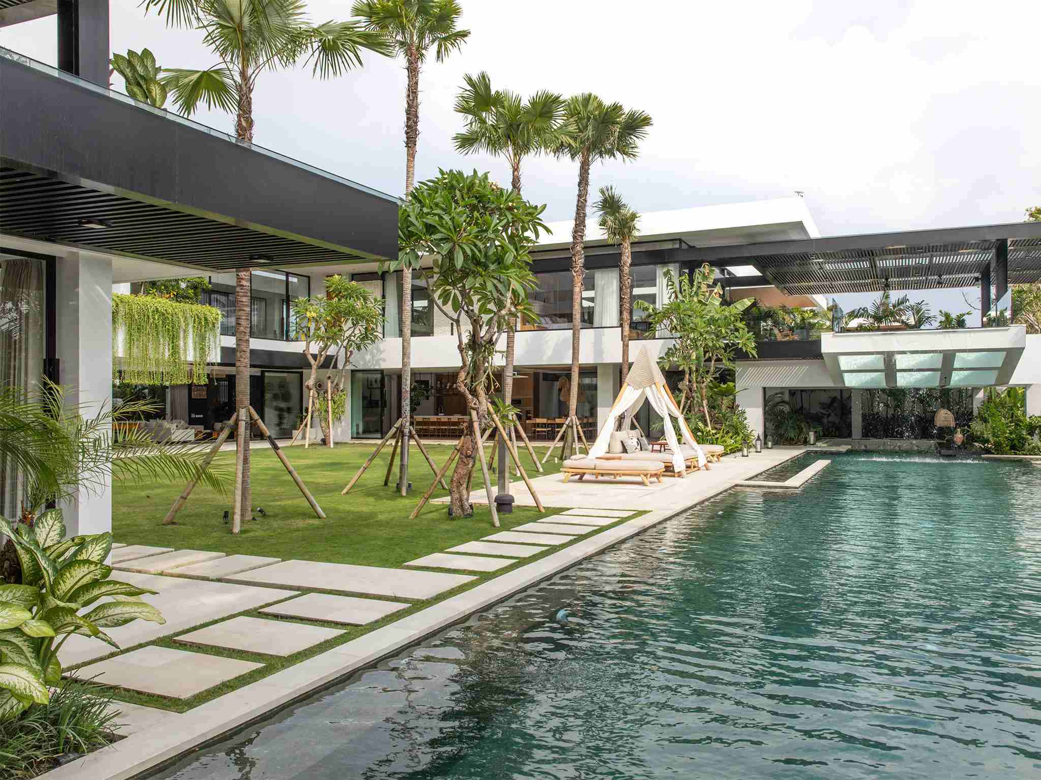 Villa Norbu - Sleek modern, tropical getaway