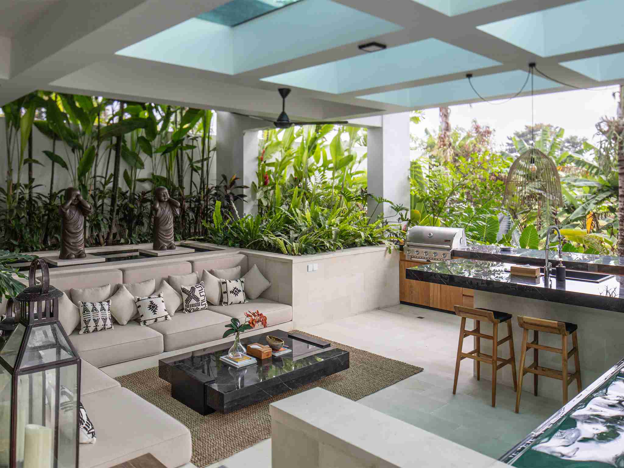 Villa Norbu - Spacious Sunken kitchen dining and swim up bar