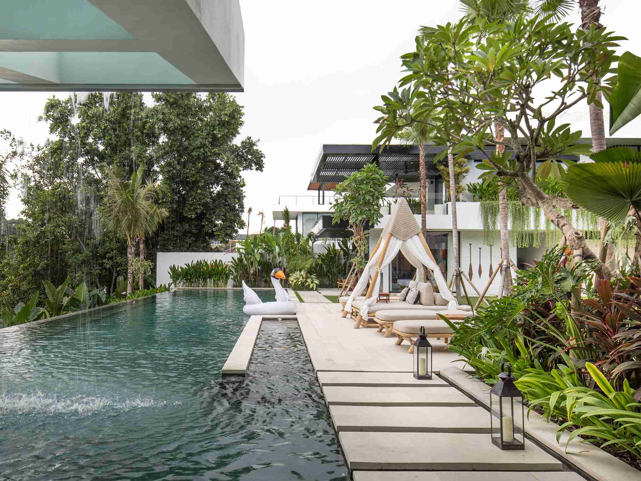 Villa Norbu - Expansive pool area overlooking rice fields