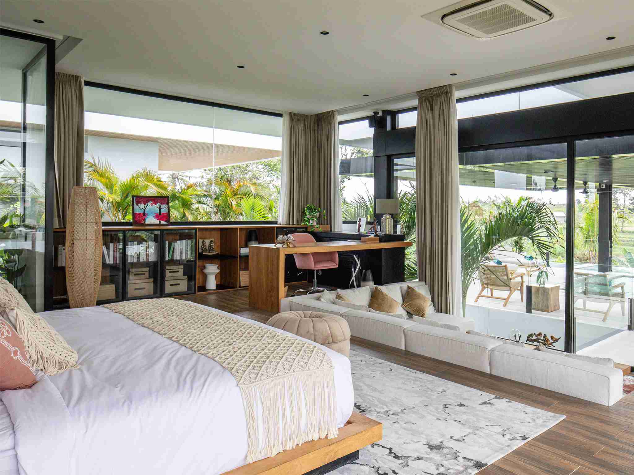 Villa Norbu - Opulent master bedroom with terrace and plunge pool