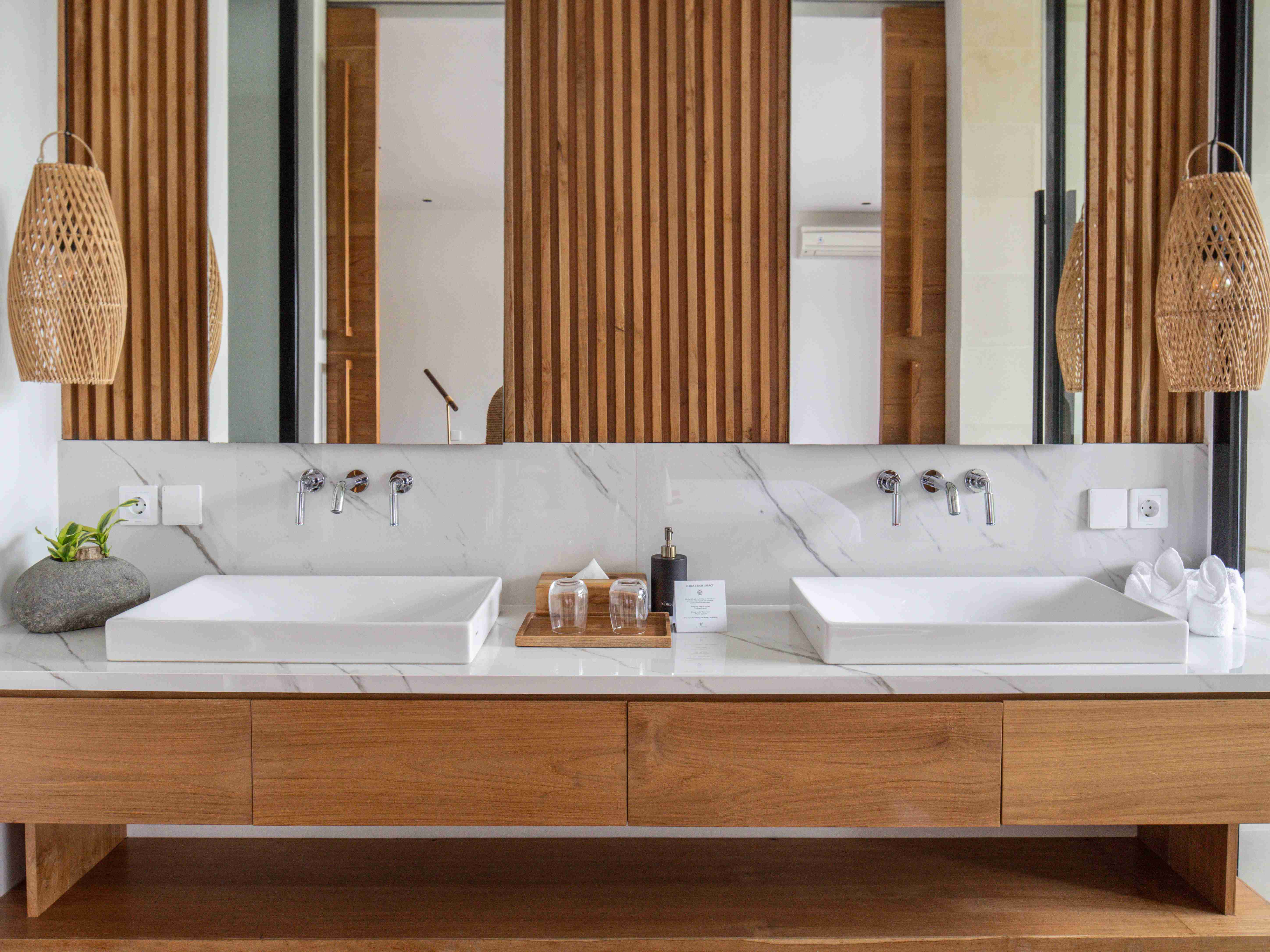 Villa Norbu - Master bedroom his and hers ensuite bathroom