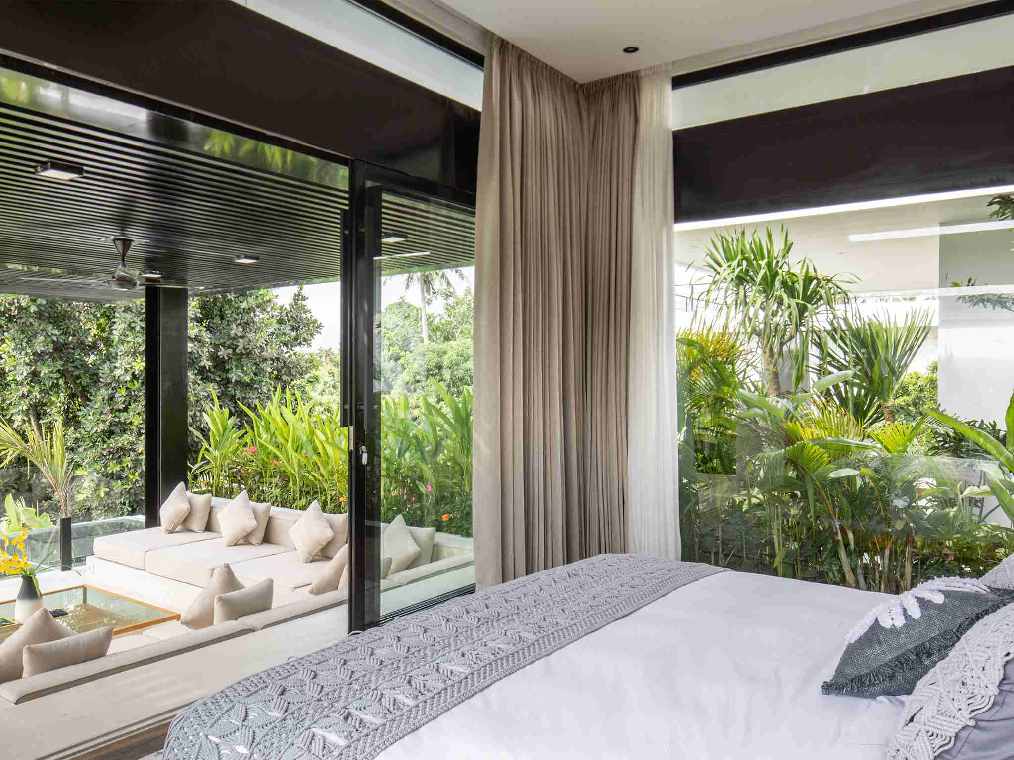 Villa Norbu - Breezy guest bedroom with terrace sala