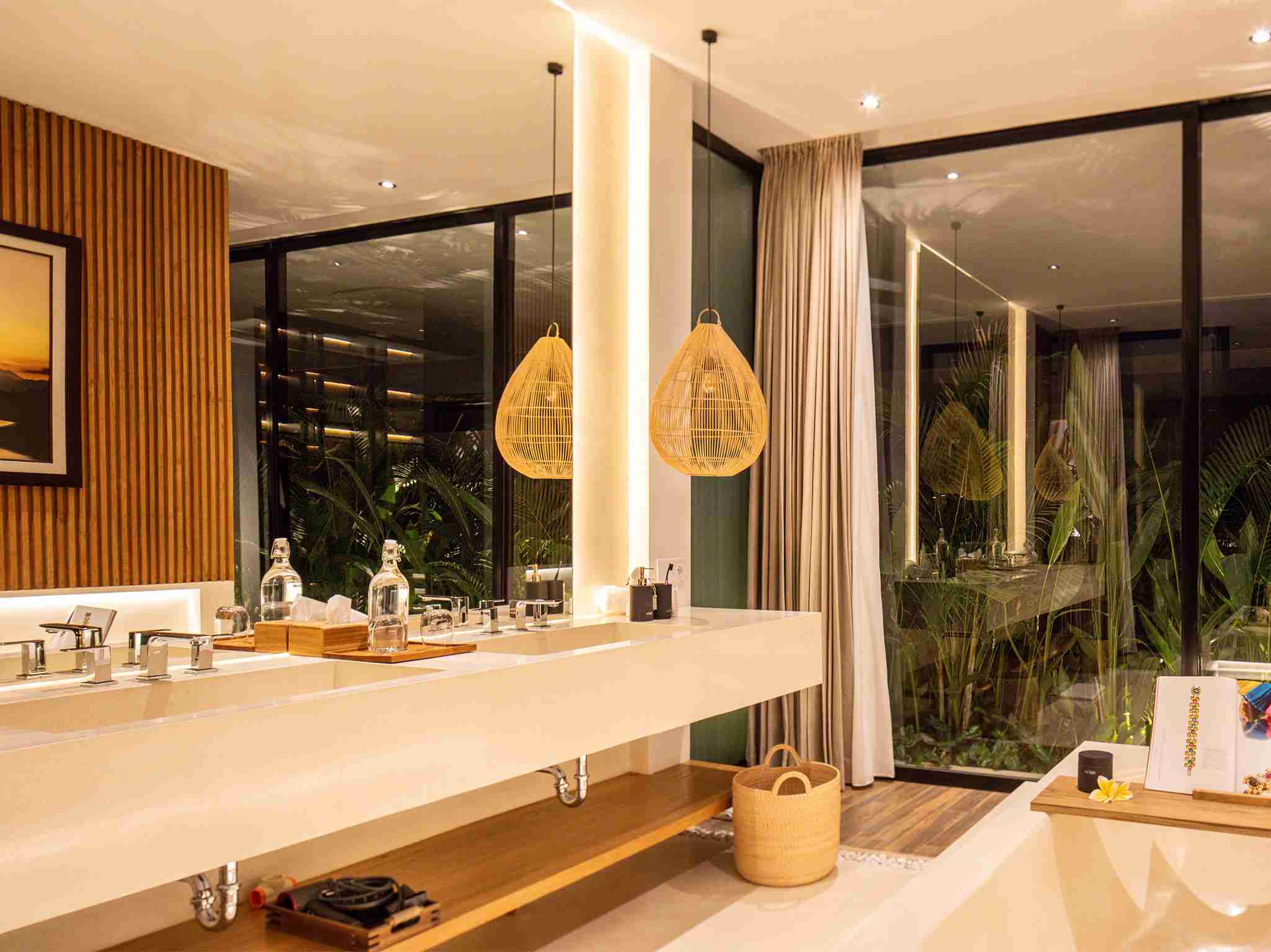 Villa Norbu - Evenings of gleeming luxury - Master bedroom ensuite