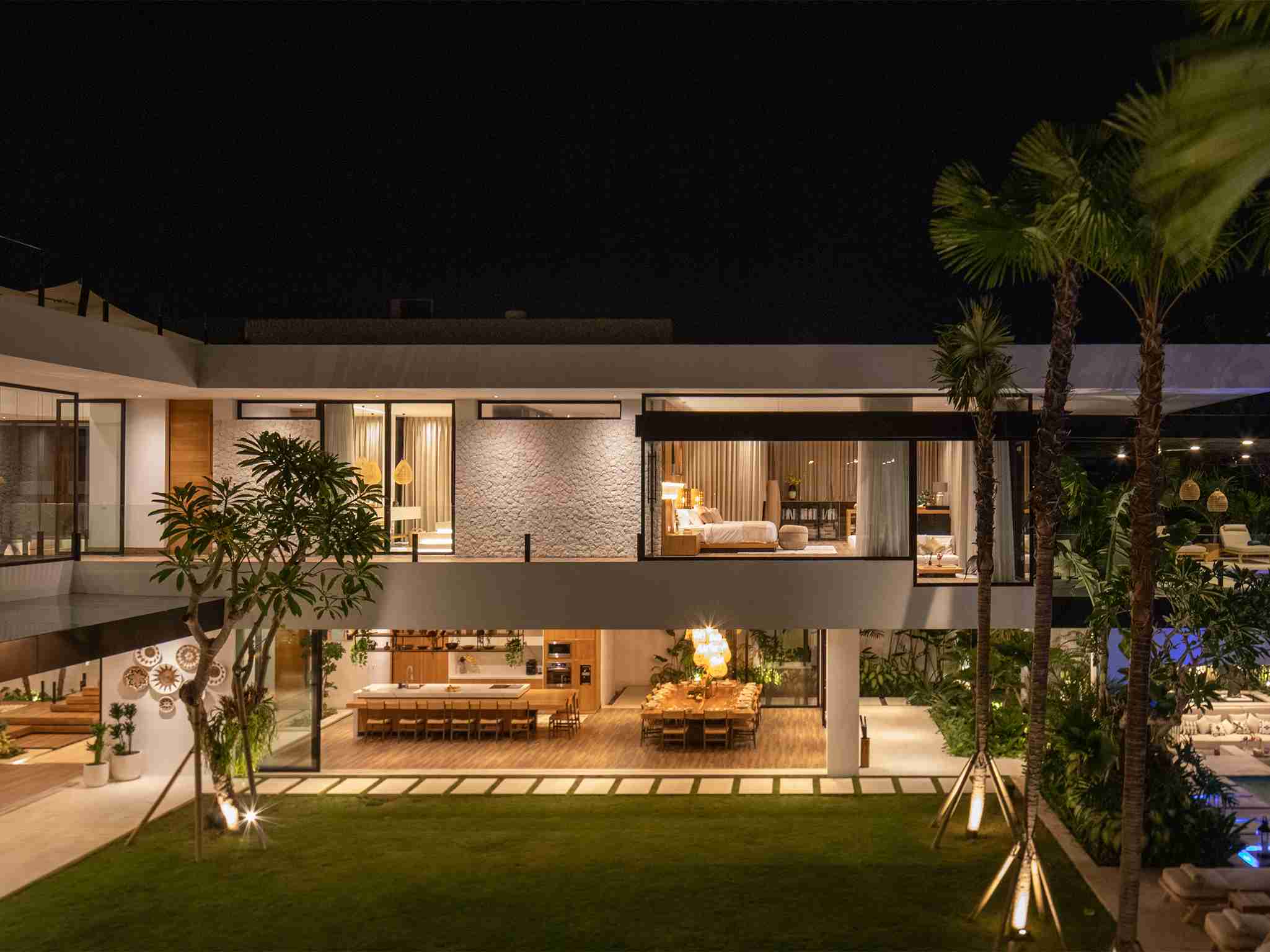 Villa Norbu - Living area by the lawn at dusk