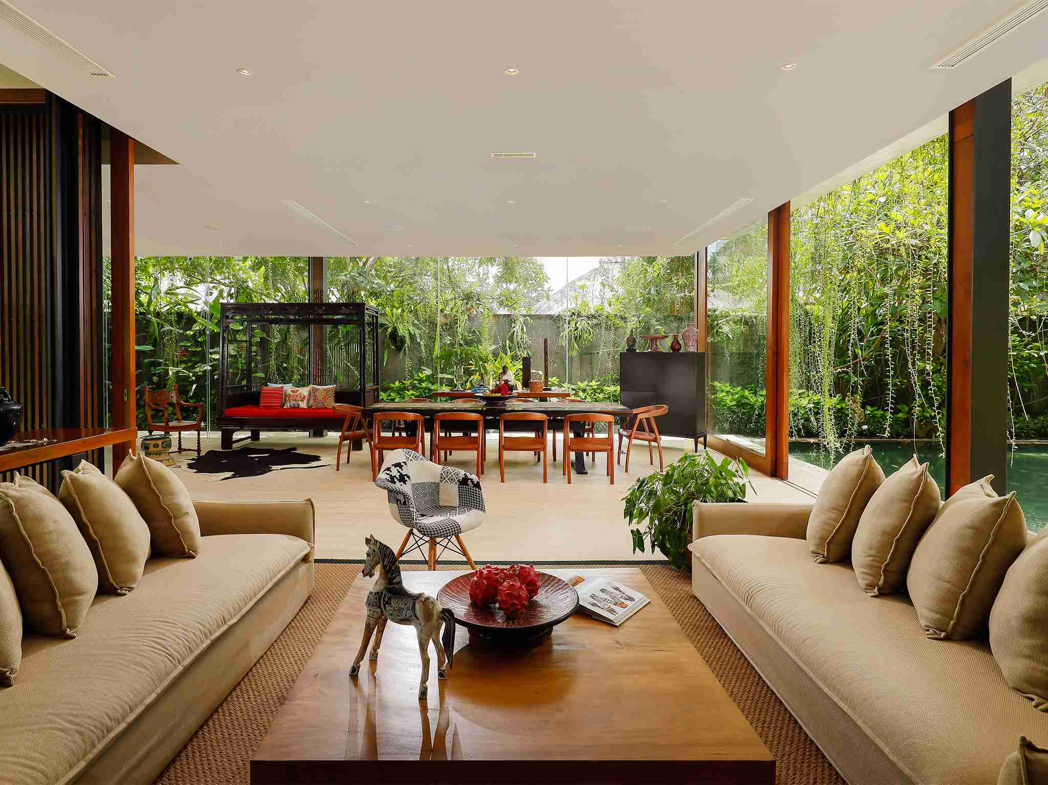 Villa Svarga - Breezy living spaces by the pool