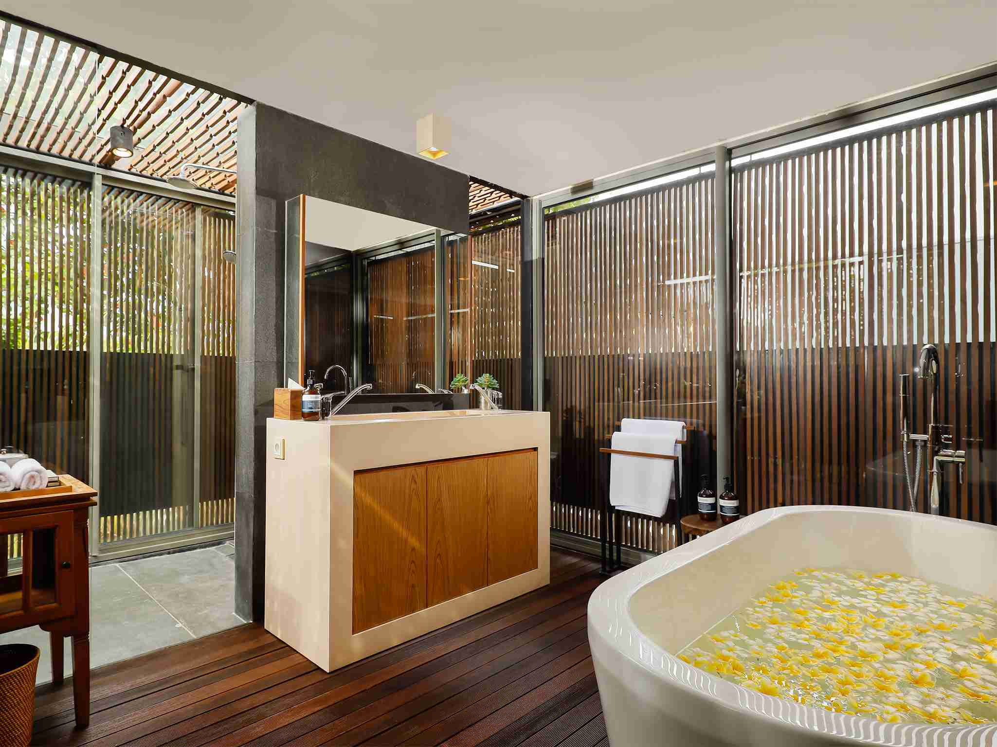 Villa Svarga -Spacious master bedroom west ensuite bathroom