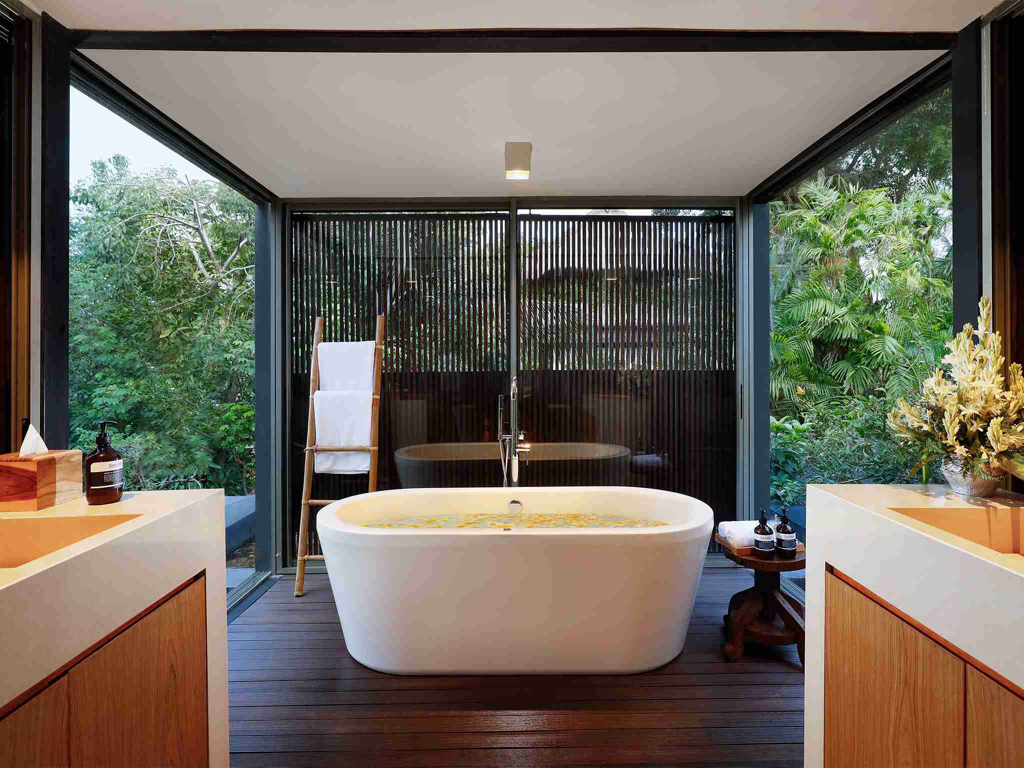 Villa Svarga - Soothing master bedroom east ensuite bathroom