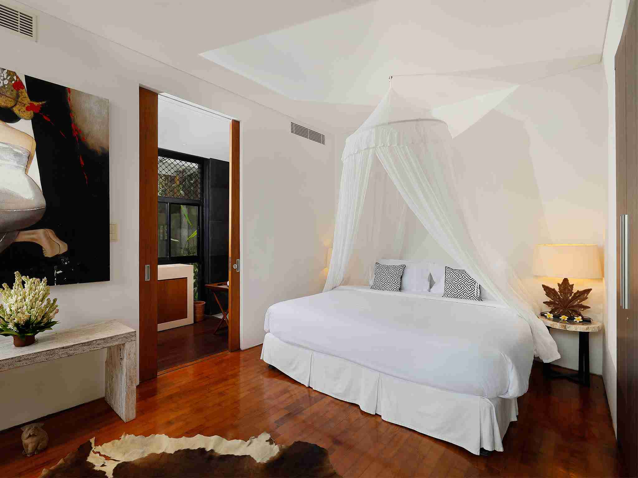 Villa Svarga - Calming guest bedroom west