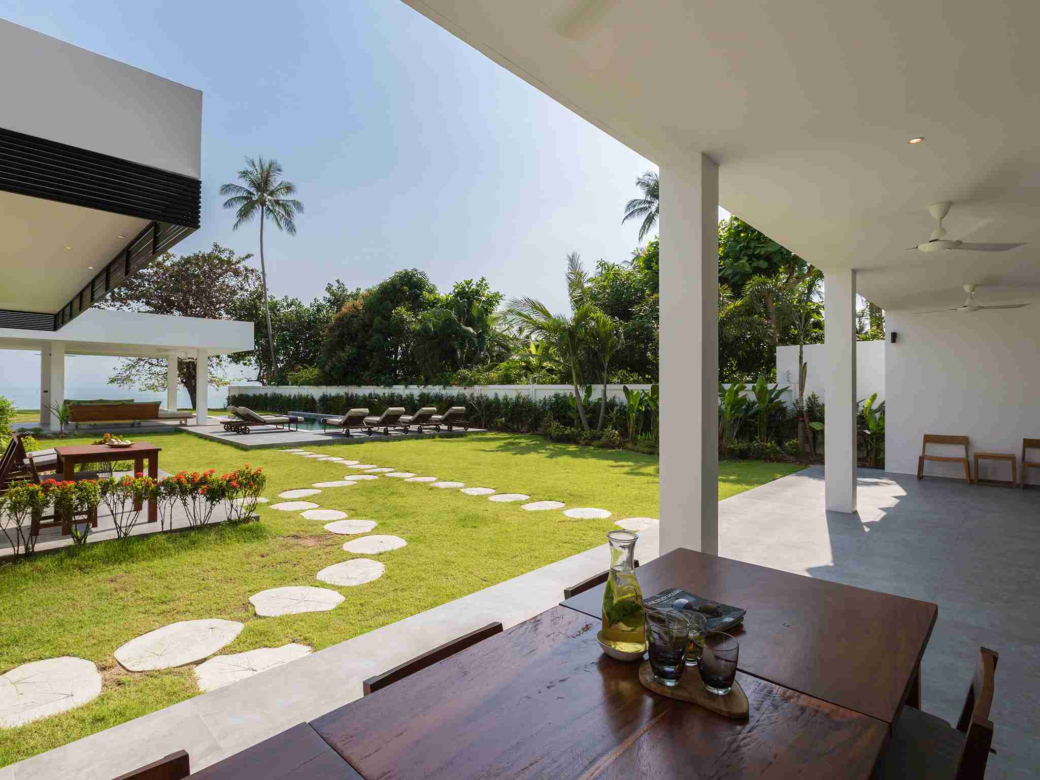 Villa Thansamaay - Breezy porch and outdoor dining