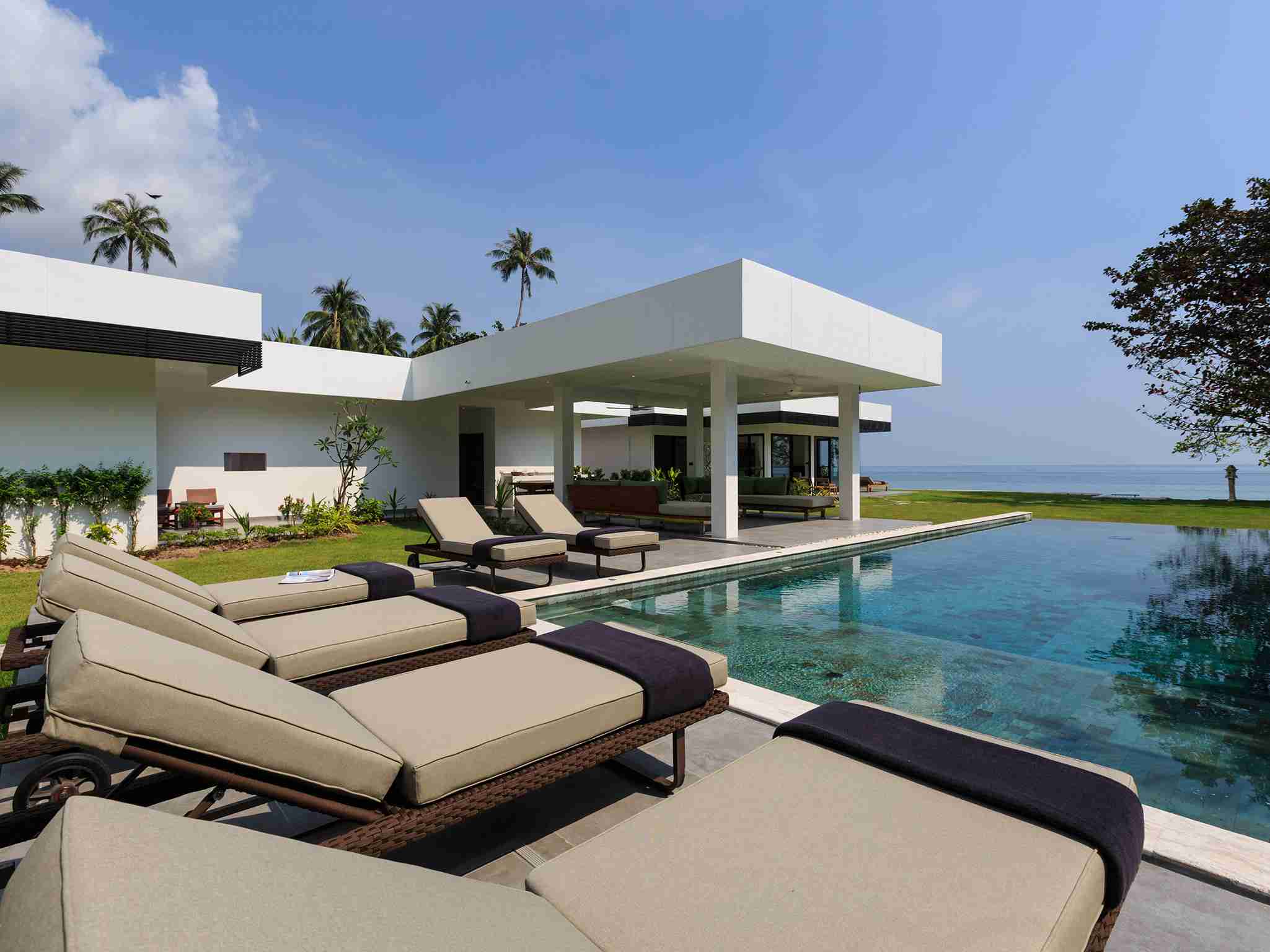 Villa Thansamaay - Inviting sunloungers by the pool