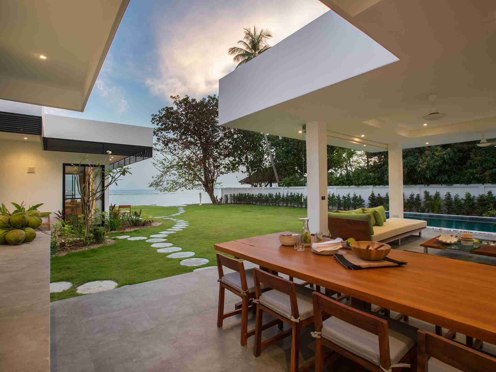 Villa Thansamaay - Breezy outdoor dining with an ocean view