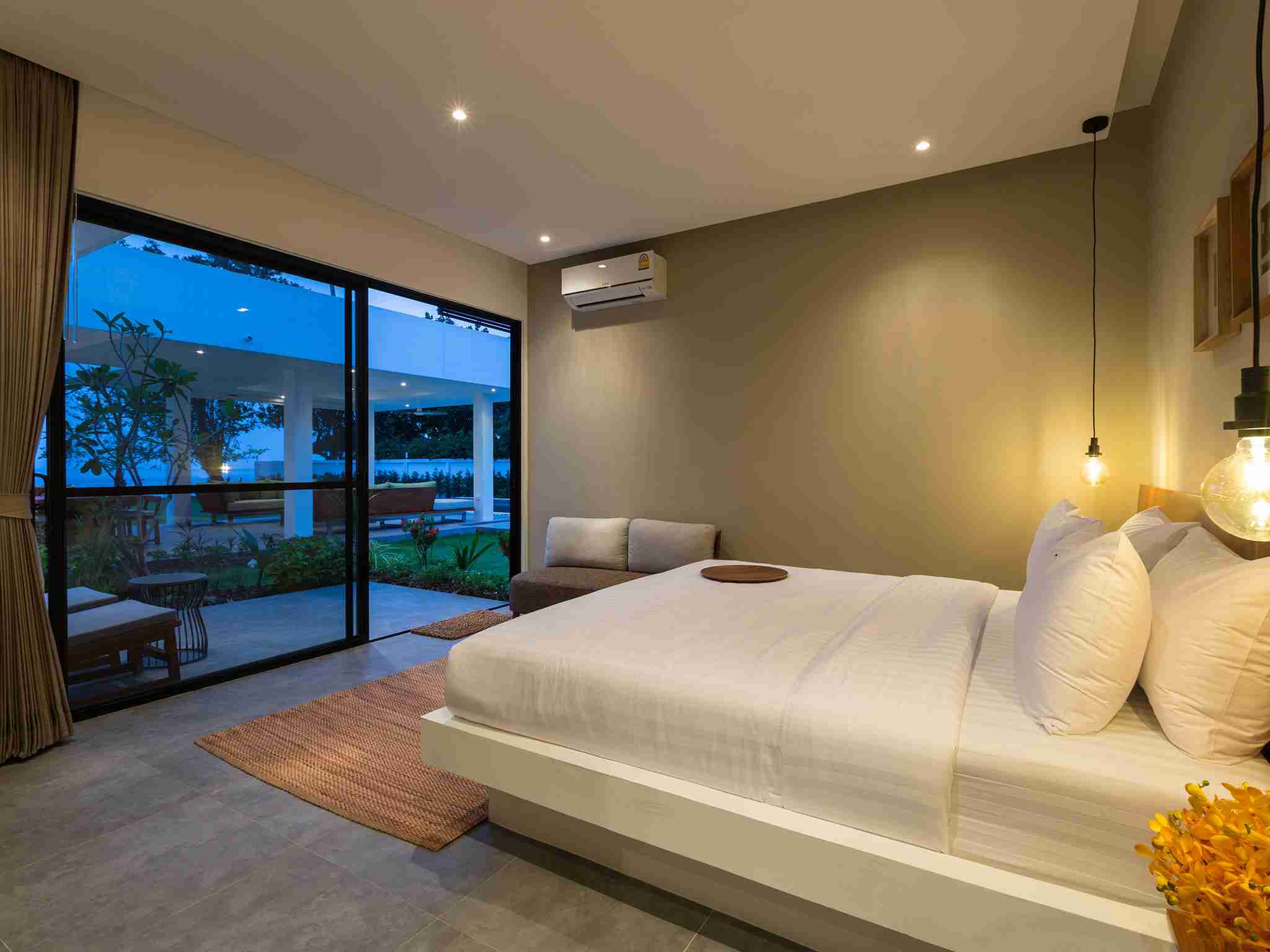 Villa Thansamaay - Intimate bedroom at night