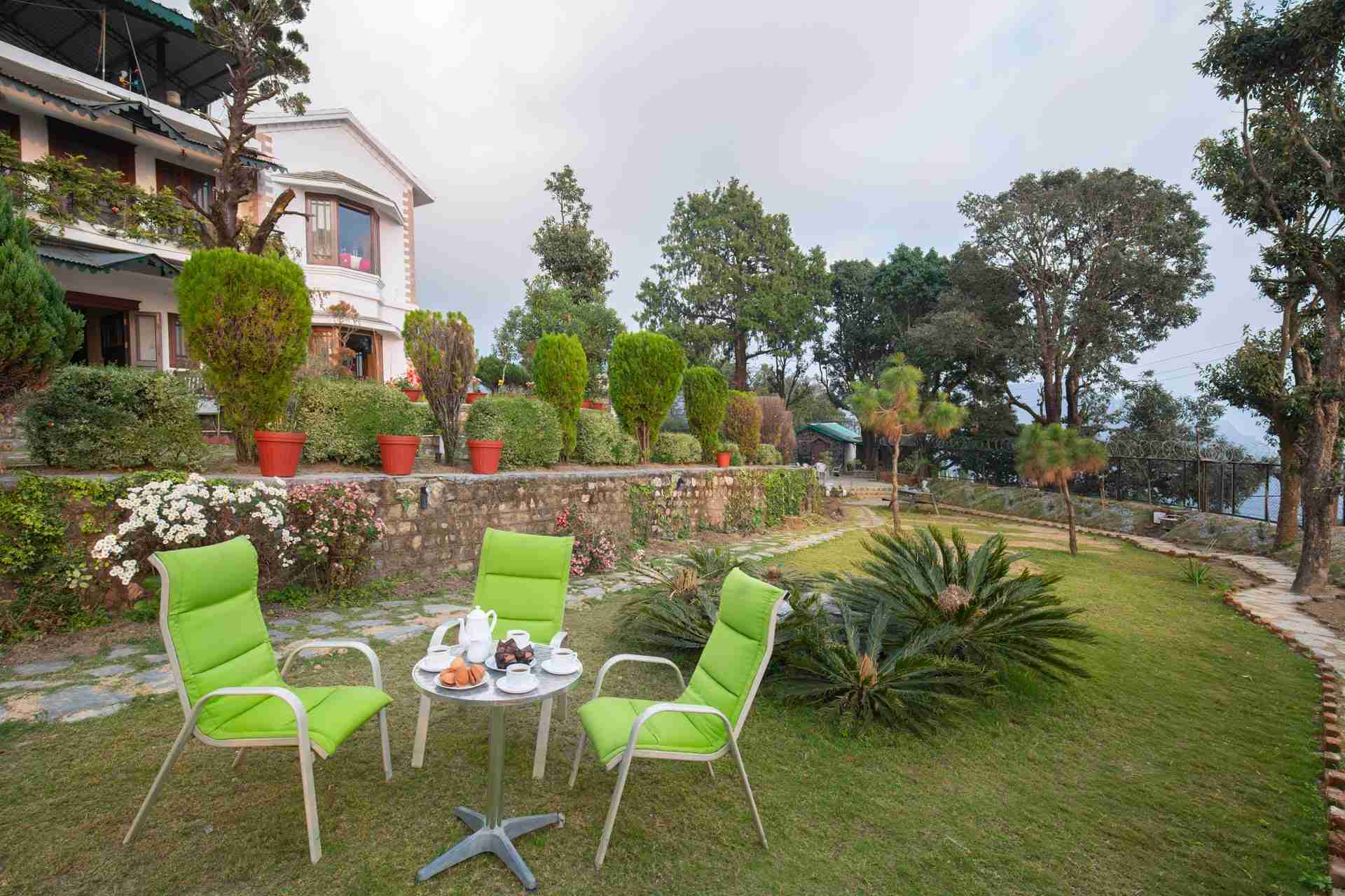 Wakefield Estate - Front Lawn Seating Area