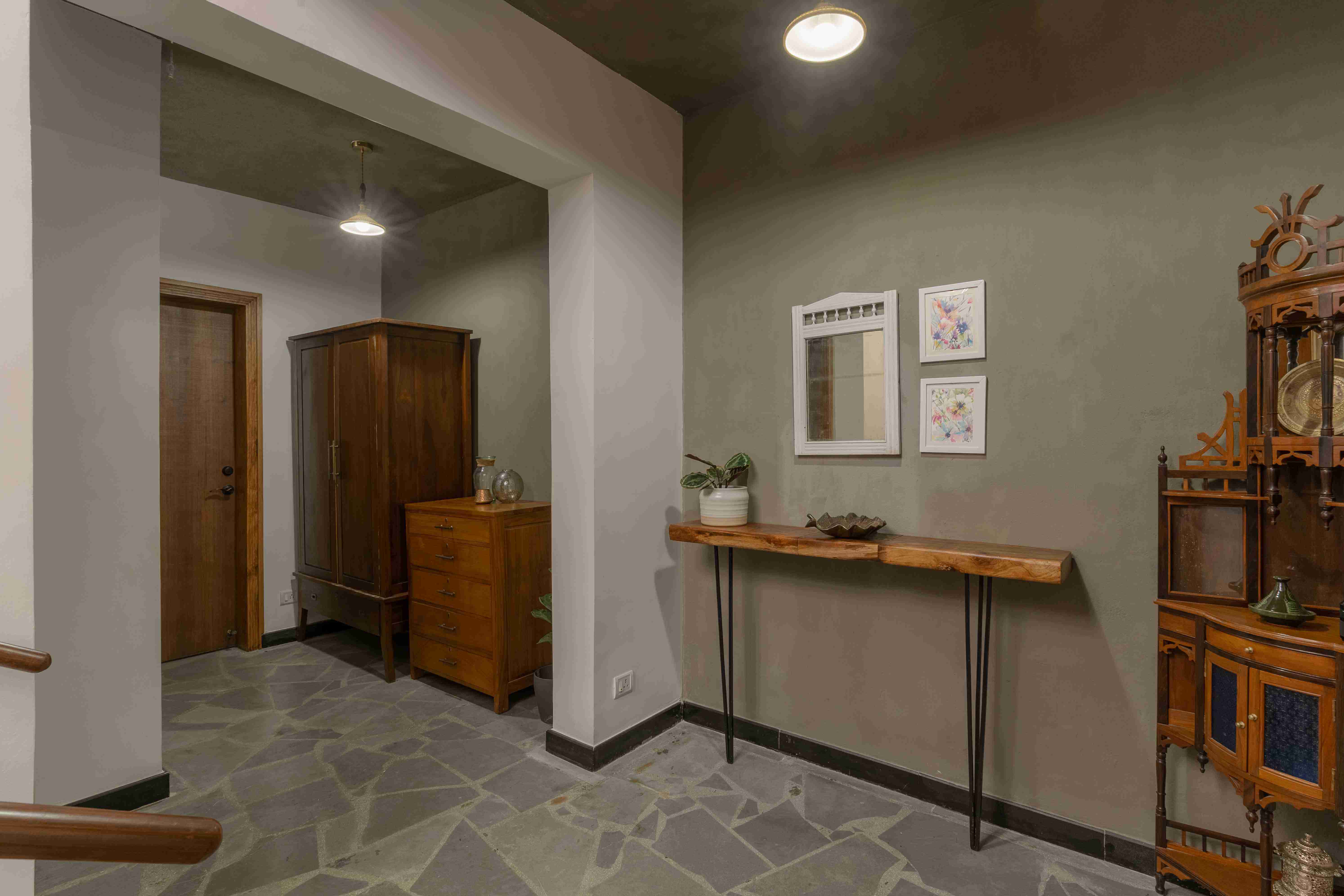 Whispering Waters Villa - Passage