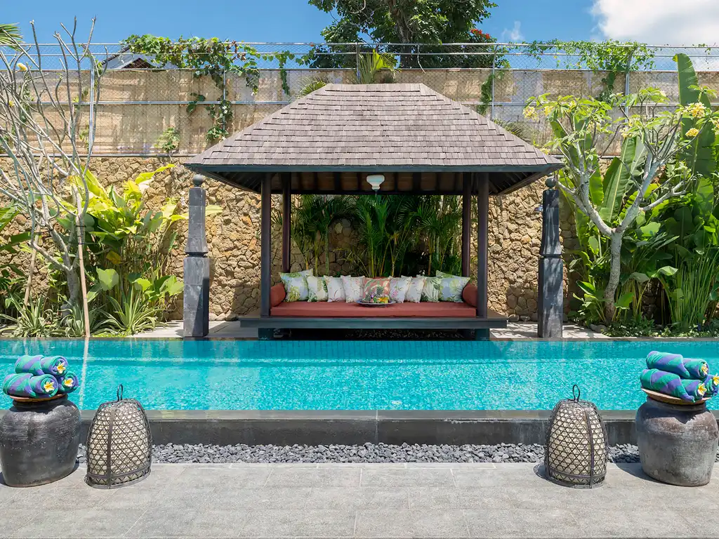 Des Indes II - Poolside bale