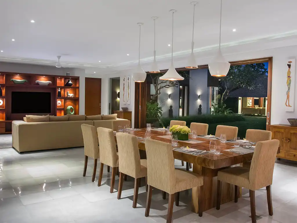 Seseh Beach Villa I - Indoor dining and living areas