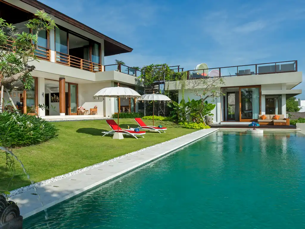 Villa Aiko - Villa grounds from pools edge