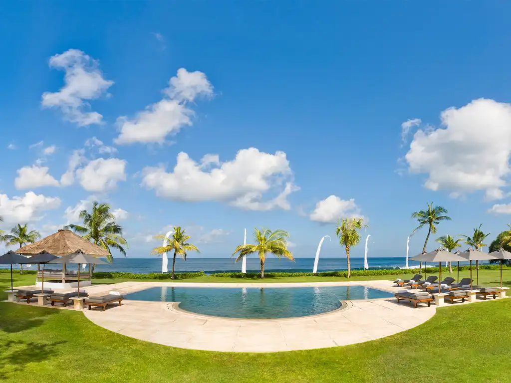 Atas Ombak - Pool and the sea