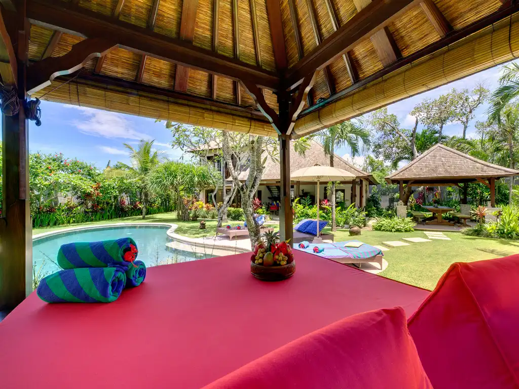 3. Villa Kakatua - Garden bale and pool