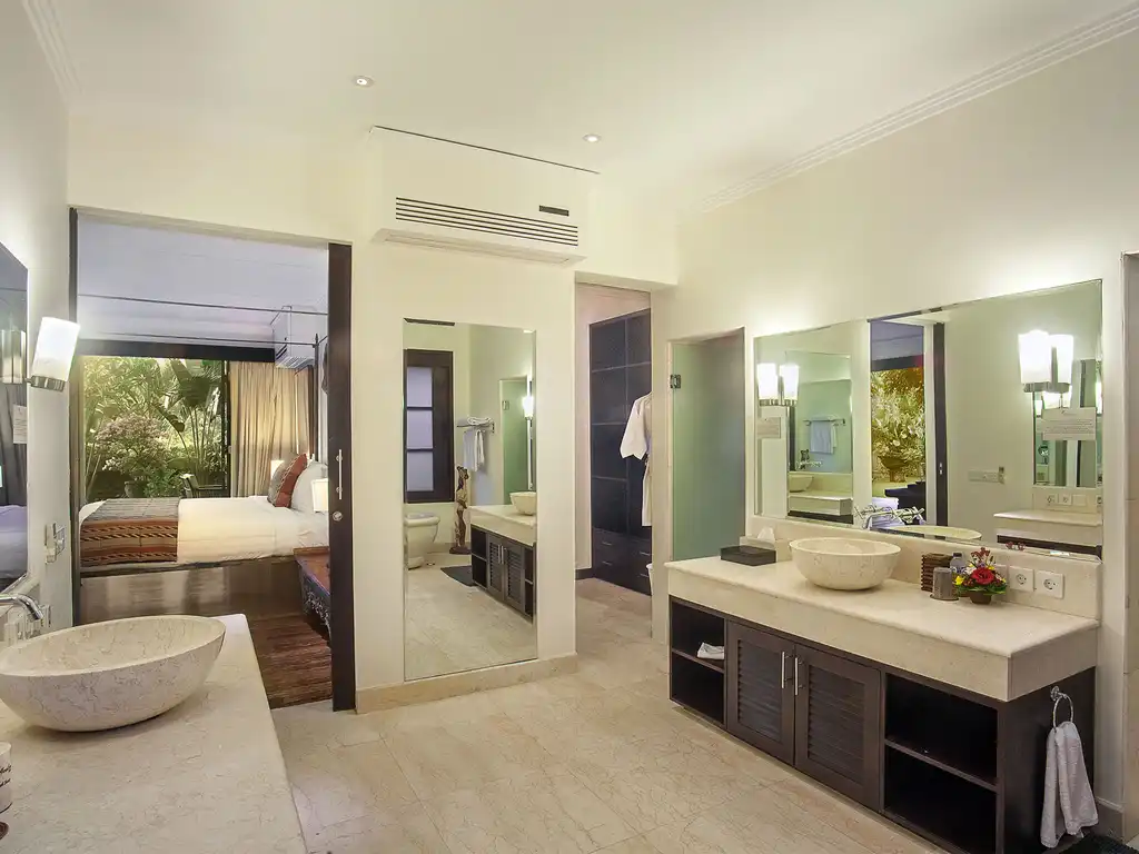 Avalon I - Downstairs master bedroom ensuite