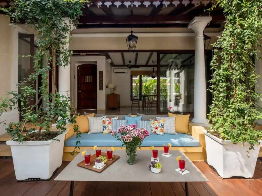 Casa Tanisa - Poolside Seating