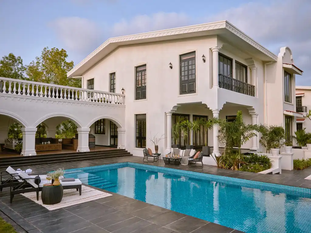 Estate de Frangipani - Poolside