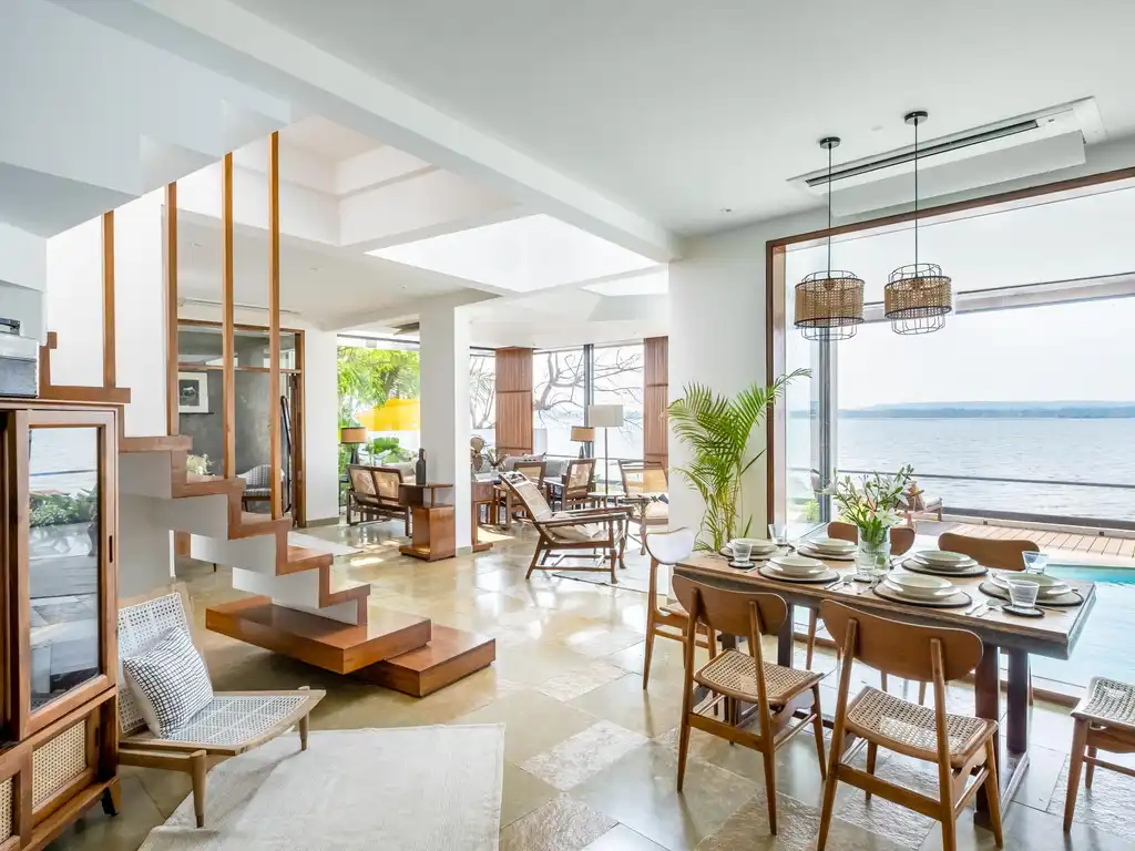 Glasshouse On The Bay - Living and dining area