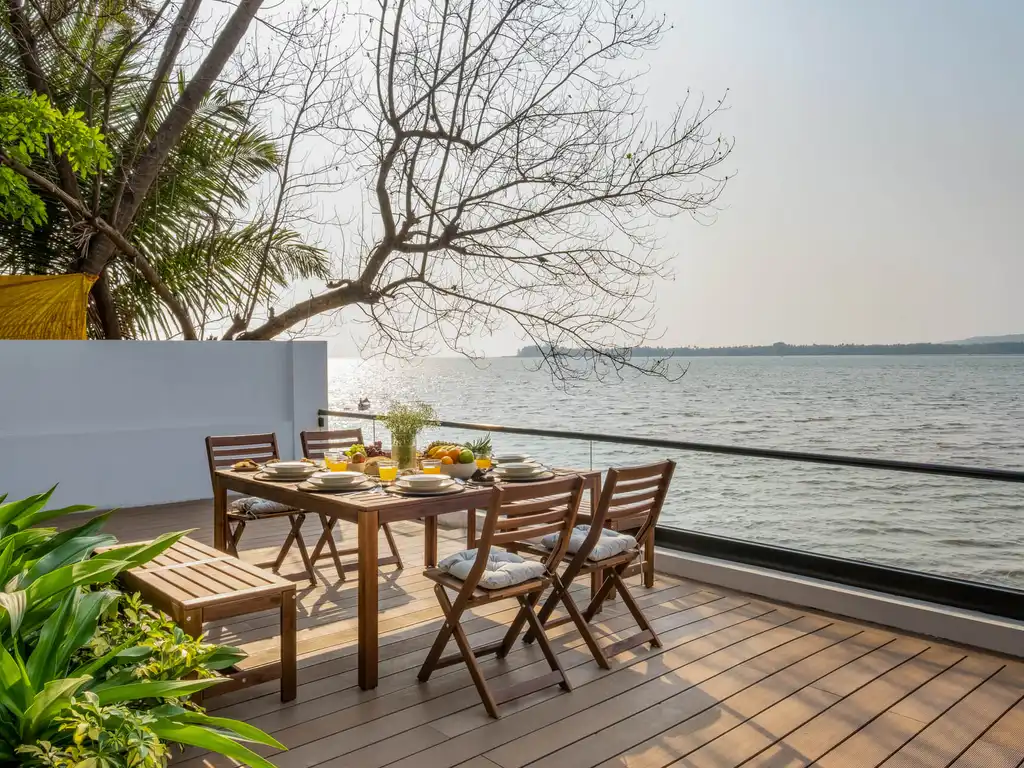 Glasshouse On The Bay - Deck