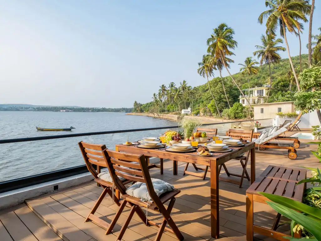 Glasshouse On The Bay - Outdoor dining