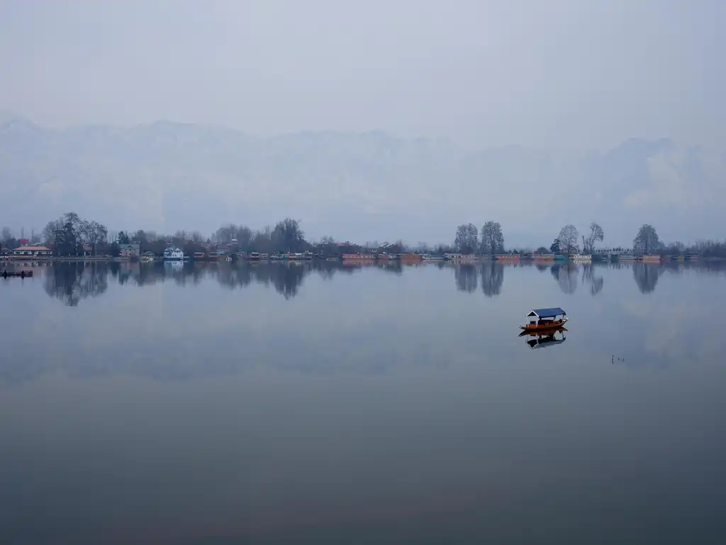 Harmukh Houseboat - Nigeen Lake - Kashmir