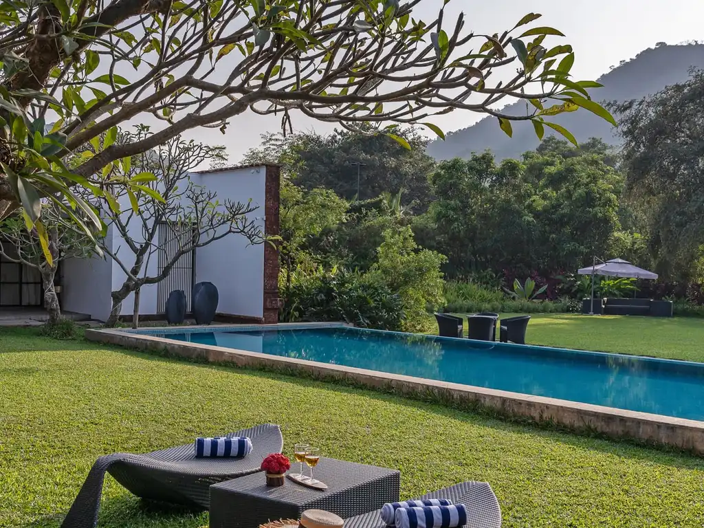 Laterite House - Poolside Seating