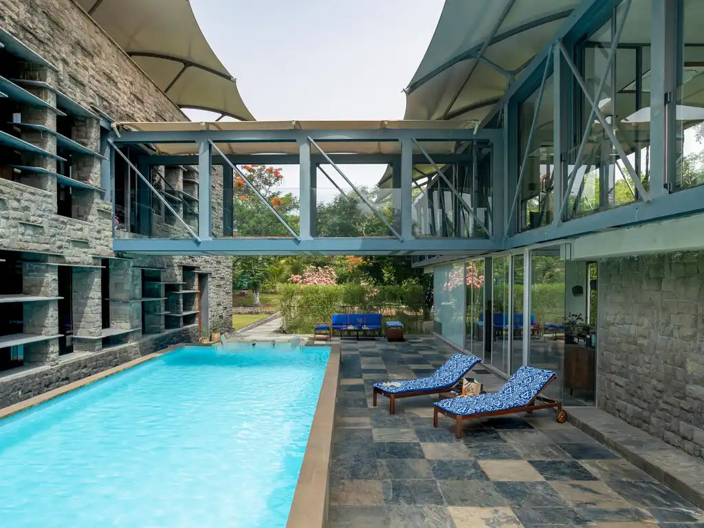 Maharajah House - Poolside
