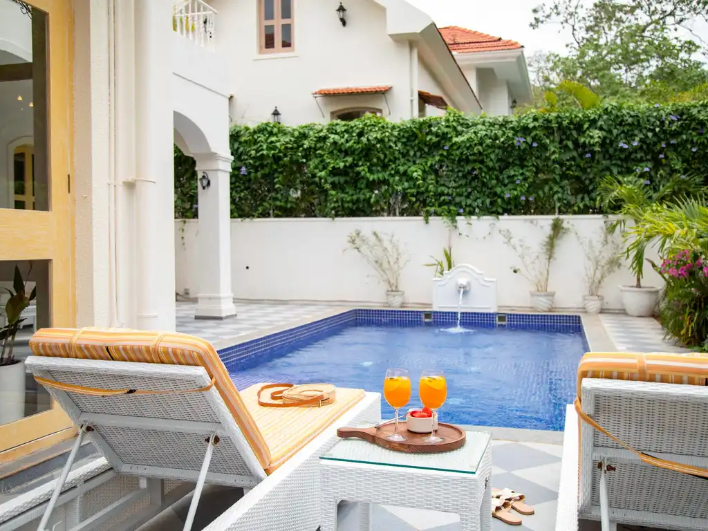 Silvio - Villa E - Poolside