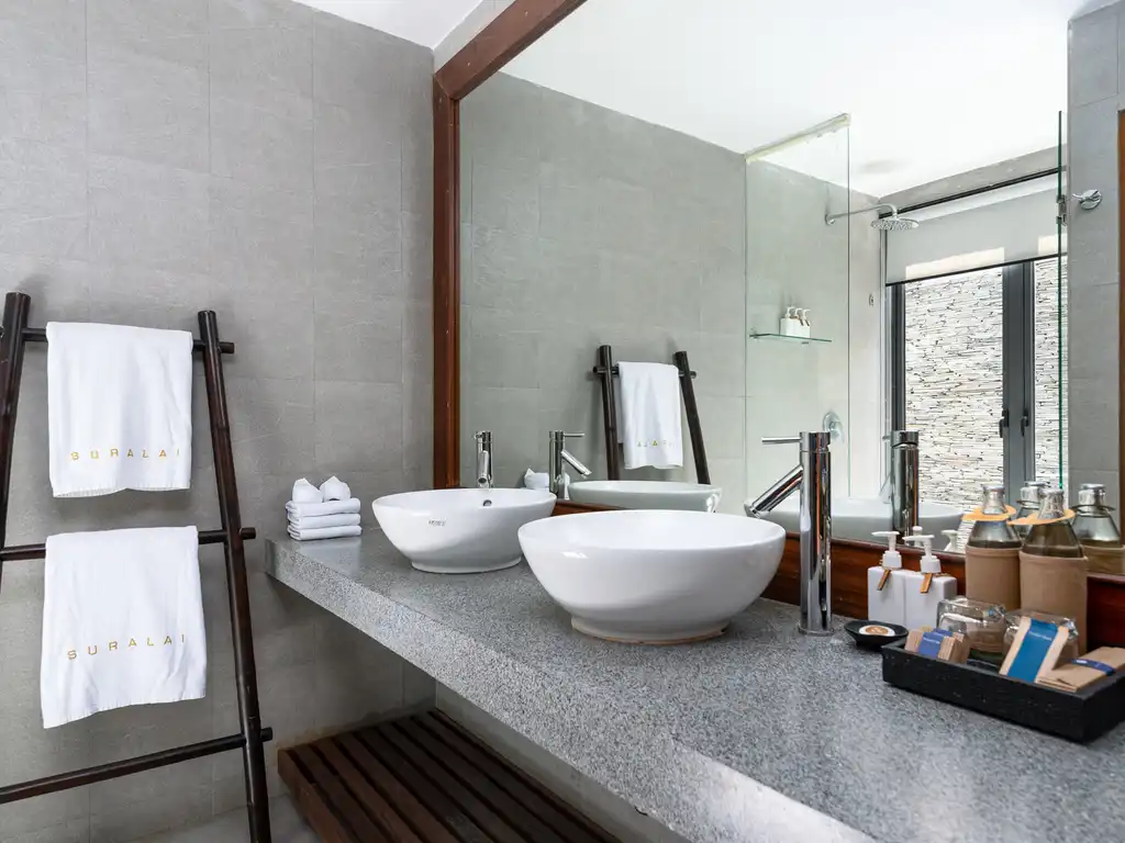 Villa Suralai - Ensuite bathroom amenities