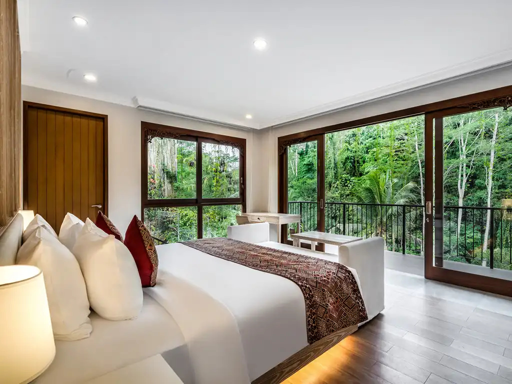 Pala Ubud - Villa Batur - Master bedroom surrounded by nature