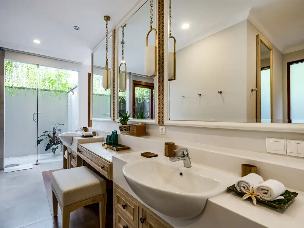 Pala Ubud - Villa Batur - Beautiful en suite bathroom with bathtub and outdoor shower