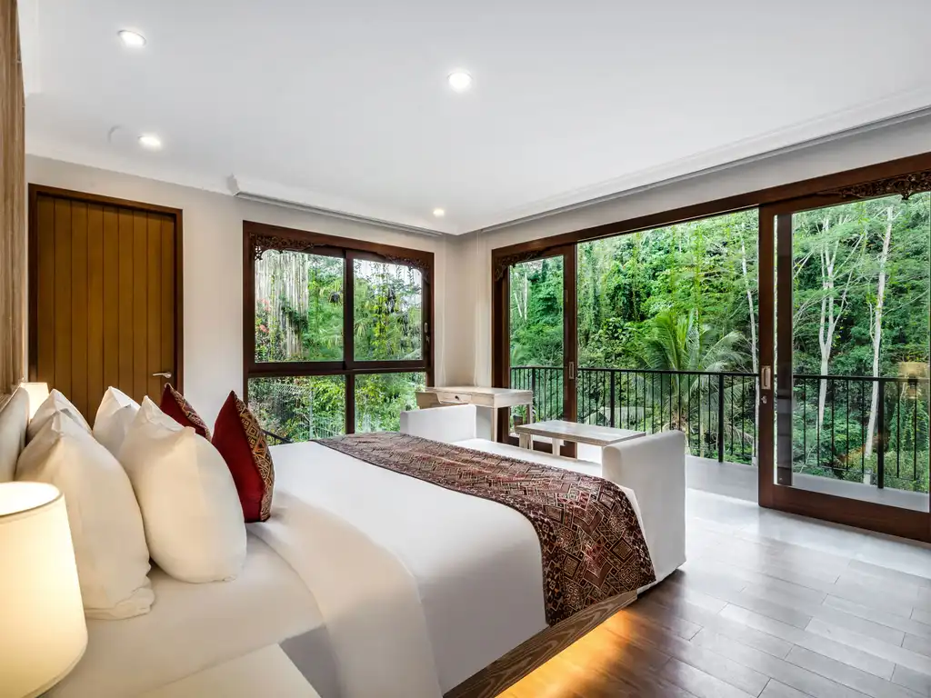 Pala Ubud Villa Batur - Master bedroom surrounded by nature