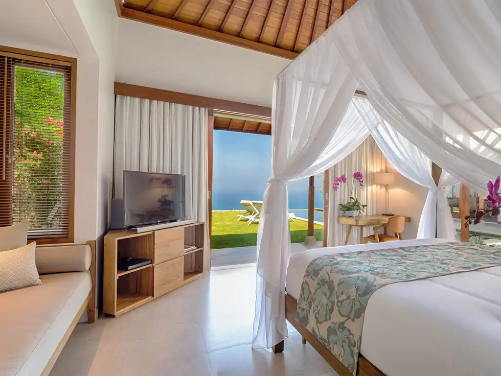 Sol y Mar - Restful master bedroom overlooking the Indian Ocean