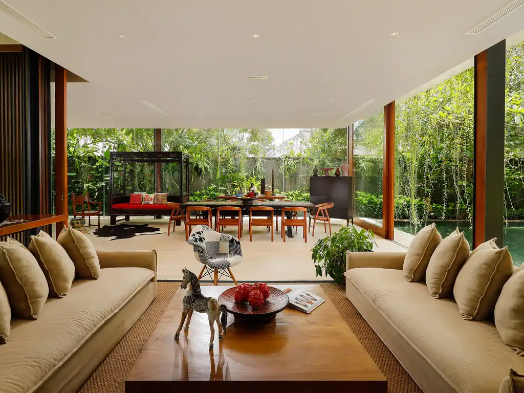 Villa Svarga - Breezy living spaces by the pool
