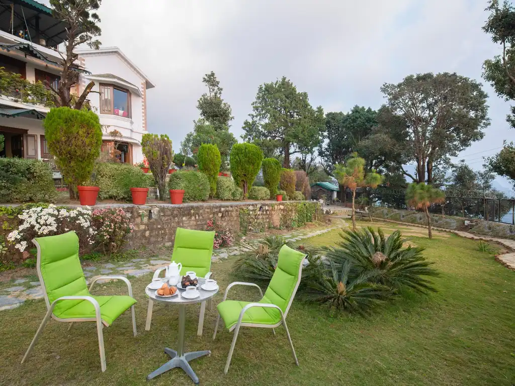 Wakefield Estate - Front Lawn Seating Area