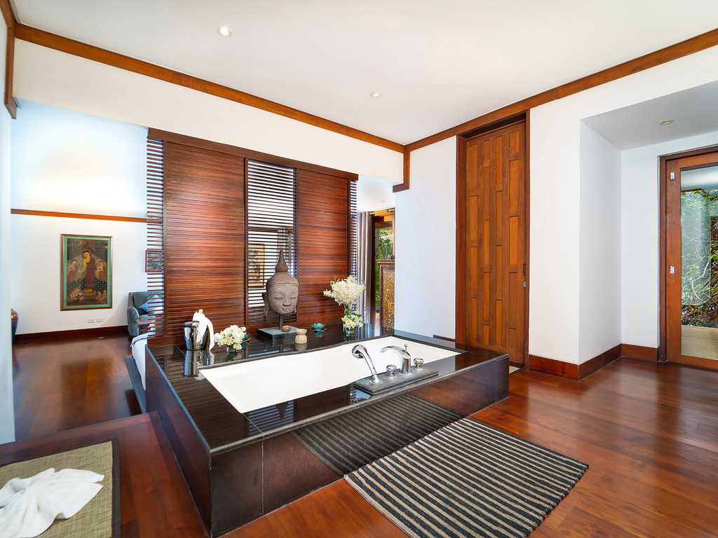 Villa Chada - Mini master suite ensuite bathroom layout