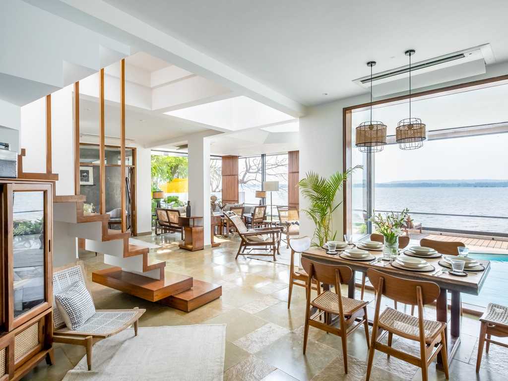 Glasshouse On The Bay - Living and dining area