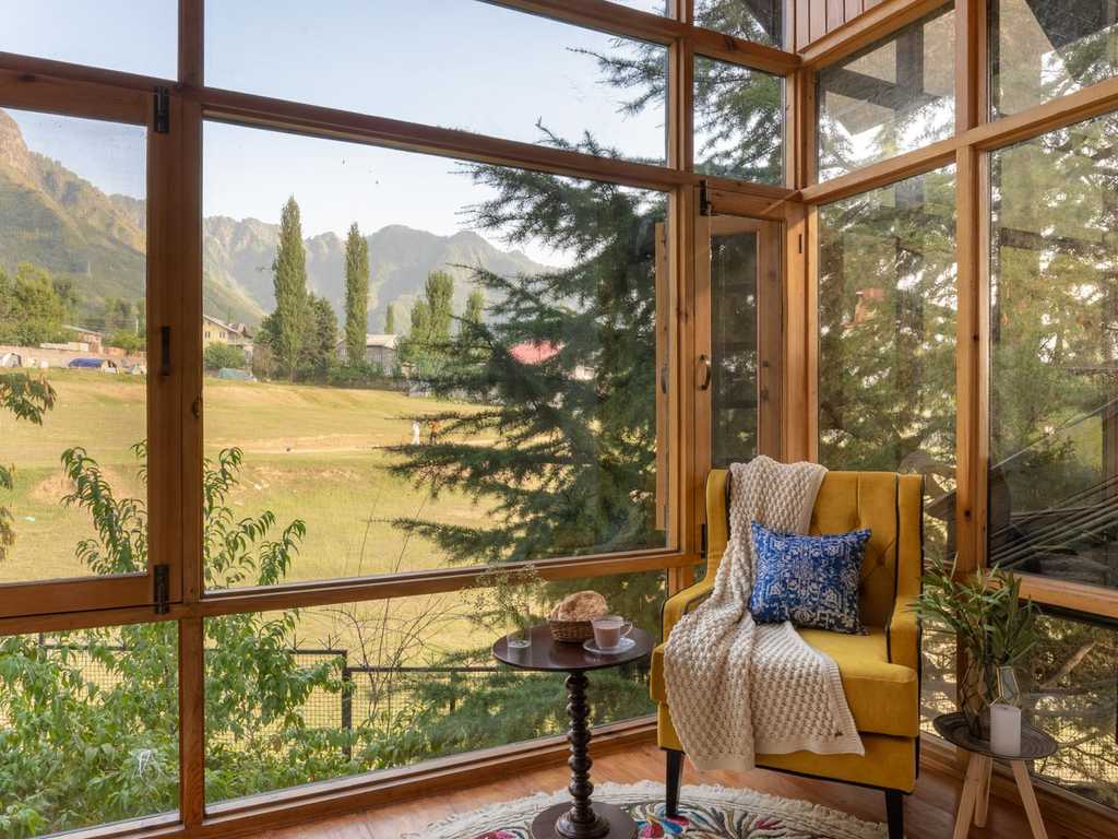 Zaznar - The White House - Landing with mountain views