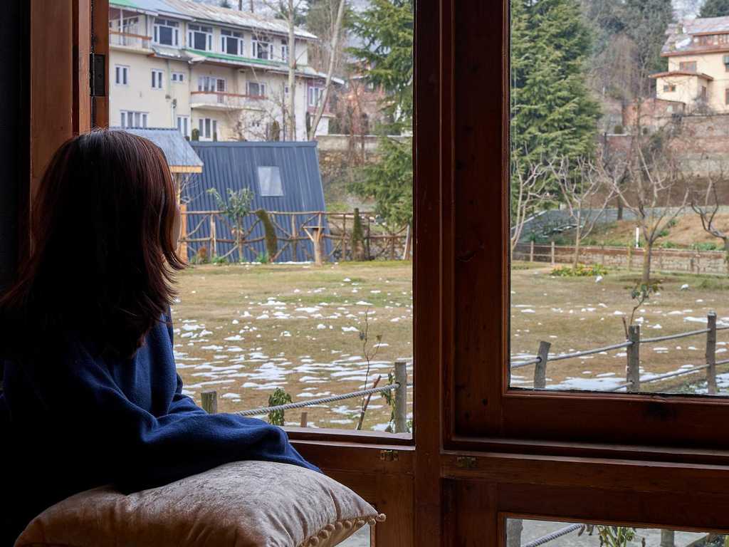 Zaznar - The White Cottage - Landing View