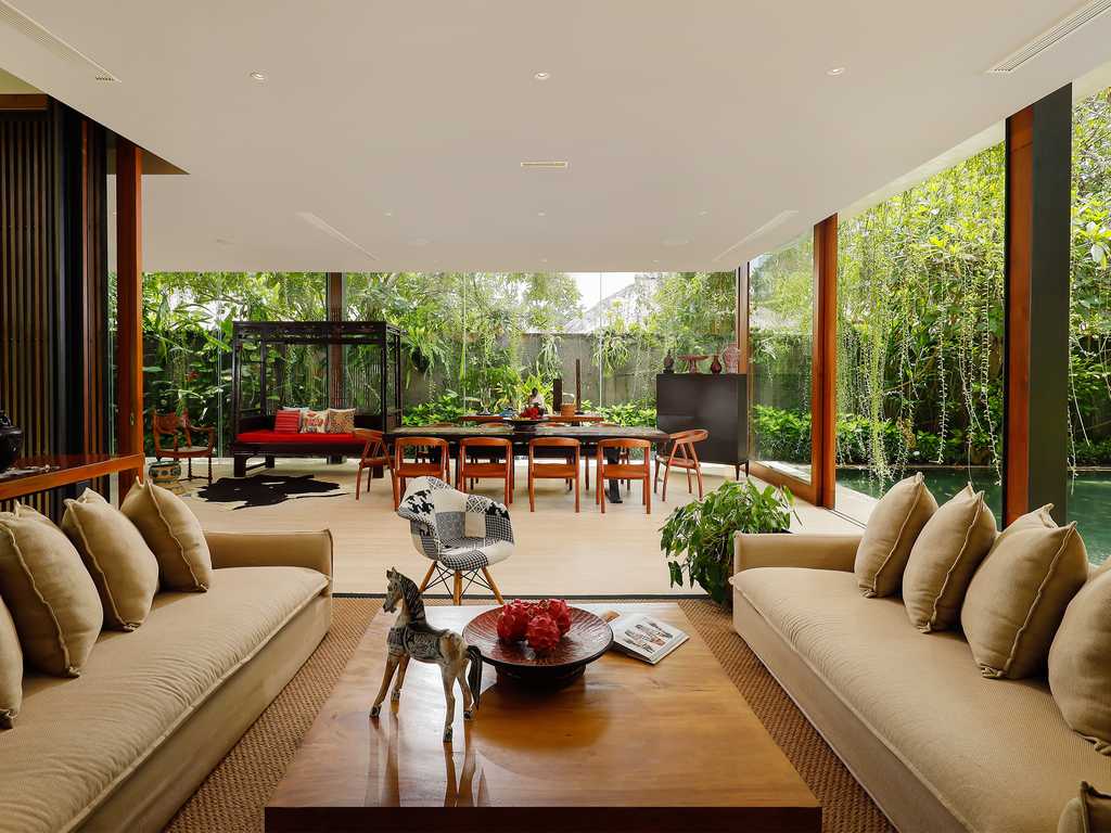 Villa Svarga - Breezy living spaces by the pool